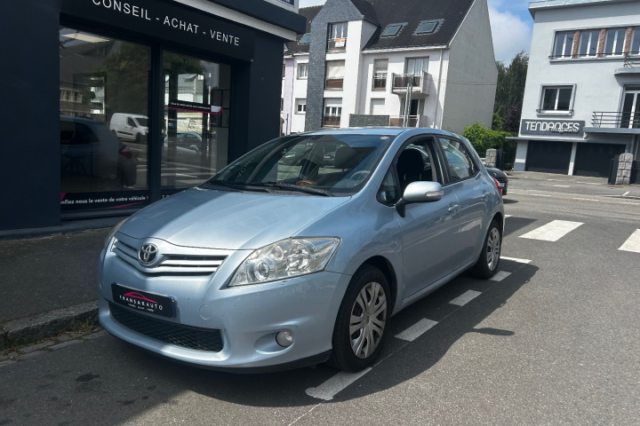 TOYOTA AURIS